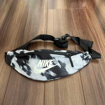 NIKE 바디백 흑백 디자인