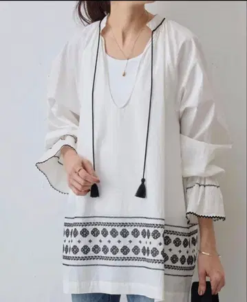 BEARDSLEY 스티치 자수 블라우스 튜닉 리본 화이트 비어즐리