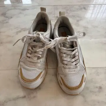 PUMA 화이트 스니커즈 23.5