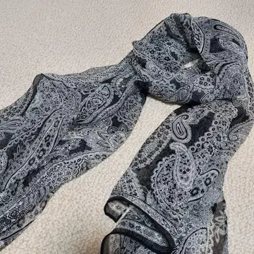 새상품 레리안 G.BINDA 실크 스카프 블랙 계열 이탈리아제 원단