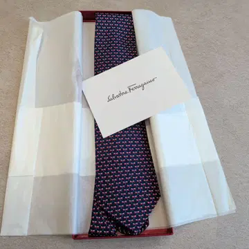 미사용 새상품 Salvatore Ferragamo 잠자리 패턴 넥타이