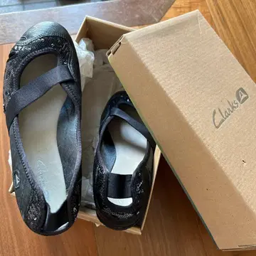 Clarks 블랙 가죽 플랫슈즈 UK4 37