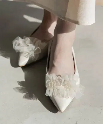 [ 새상품급 ] RANDA 플라워 장식 화이트 플랫슈즈