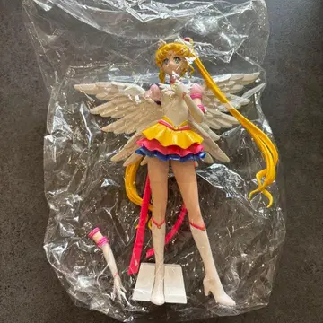 세일러문 깃털 달린 피규어