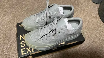 더 노스페이스 그레이 스니커즈