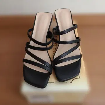 블랙 스트랩 샌들 클리어 힐