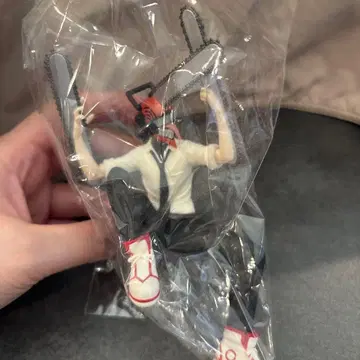 덴지가 변신한 모습인 체인소 맨 피규어