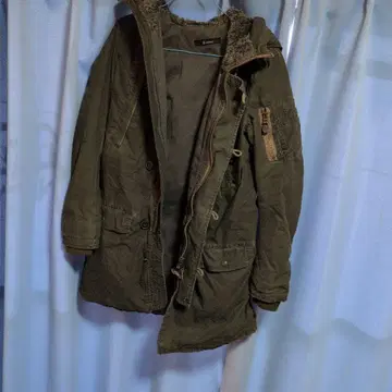 올리브색 후드 부착 모즈 코트