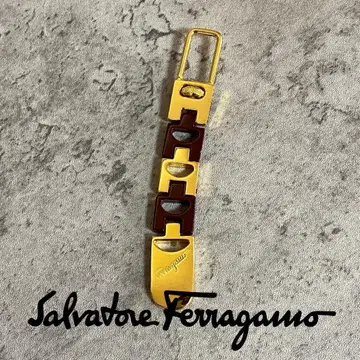새상품급 페라가모 키링 백참 골드 브라운 로고 각인