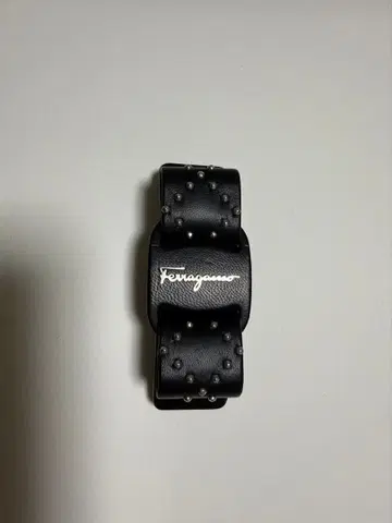 페라가모 스터드 장식 헤어핀 블랙