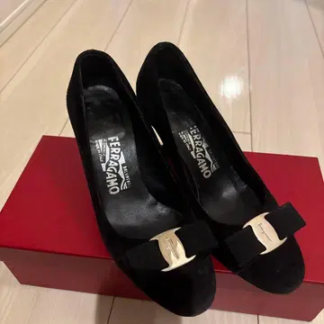 Ferragamo 블랙 스웨이드 바라 carla 펌프스 힐