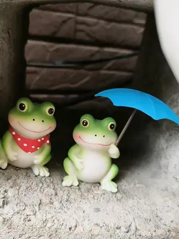 개구리 피규어 빨간색 반다나 파란색 우산 포함