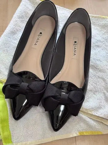 DIANA 블랙 리본 포함 플랫슈즈 24 EM