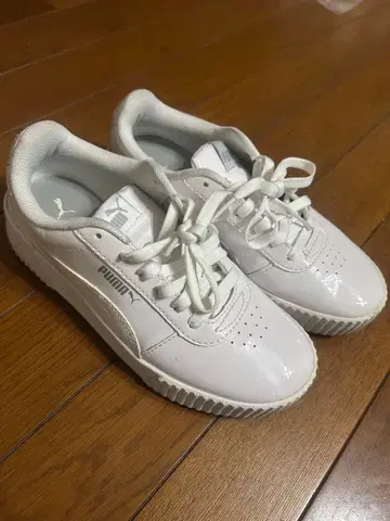 PUMA 화이트 스니커즈