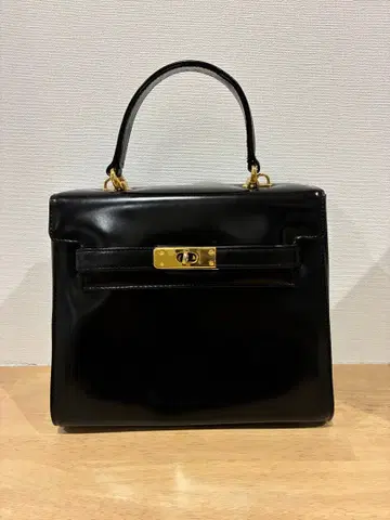 밀라 쇤 블랙 골드 금장 장식 턴락 포멀 핸드백