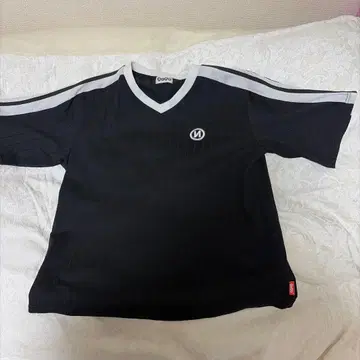 9090 블랙 스트라이프 V넥 티셔츠