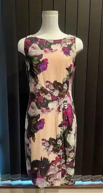 나네트 레포 꽃무늬 슬리브리스 타이트 원피스