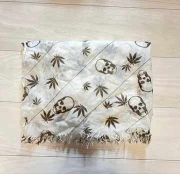 루시안 페라피네 스톨 스카프 해골 스컬 화이트