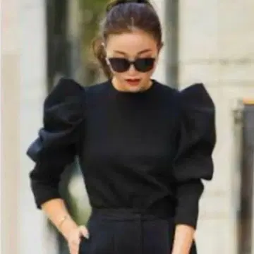 sheller 셰리에 새상품급 포인티드 맨투맨 상의 블랙