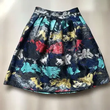 하나뿐인 개성파 라메 스커트, 주역급 코디에 새상품급