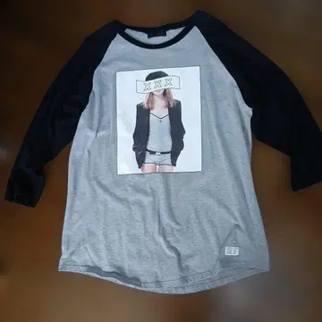 GODSELECTION 그레이와 블랙의 7부 소매 티셔츠