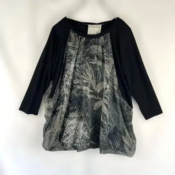 BEARDSLEY 비어즐리 티셔츠 블랙 돌먼 올 패턴 그레이