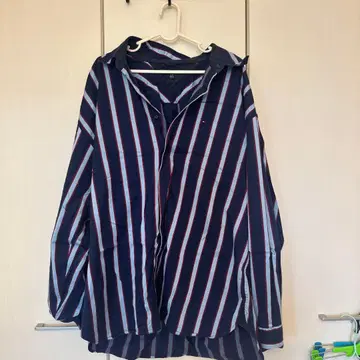 TOMMY 네이비와 빨간색 스트라이프 긴팔 셔츠