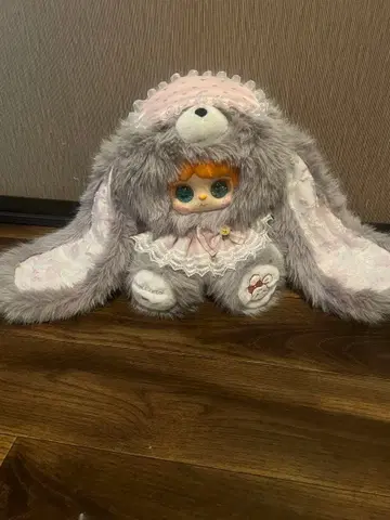 토끼 귀 달린 봉제 인형
