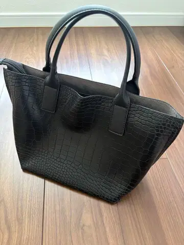 새상품급 악어 엠보싱 핸드백 블랙