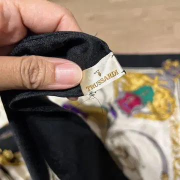 TRUSSARDI 실크 스카프 마차 디자인