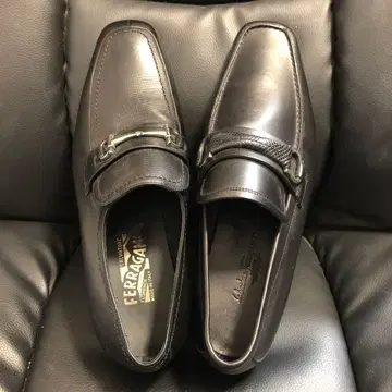 하자품 새상품 FERRAGAMO 블랙 가죽 로퍼