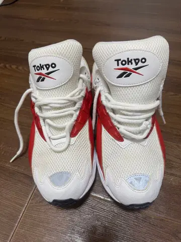 리복 도쿄 화이트/레드 스니커즈