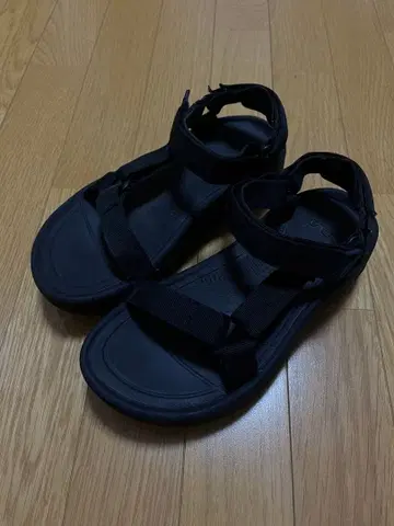테바 스포츠 샌들