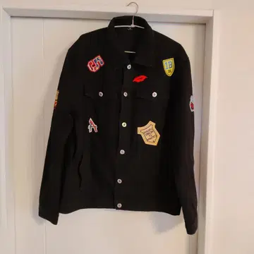 블랙 데님 자켓 복수 패치 포함