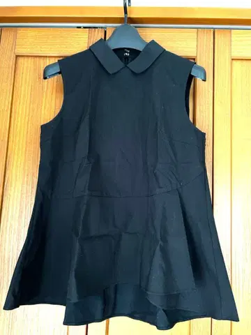 Aga 블랙 슬리브리스 카라 부착 셔츠 야마다야 라디에이트 계열