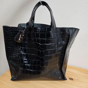 FURLA 블랙 가죽 엠보 토트백 새상품급