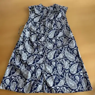 prit 네이비 페이즐리 무늬 슬리브리스 원피스