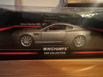 MINICHAMPS 1/18 Aston Martin DB9 2004