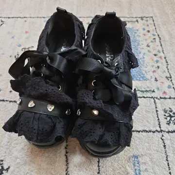 앙크루즈 레이스 리본 포함 블랙 통굽 샌들