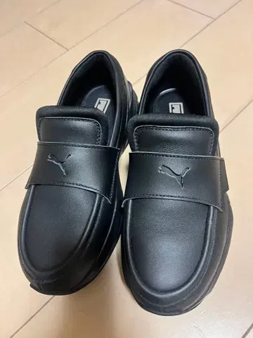 [미사용급] PUMA 푸마 로퍼 스니커즈 통굽 올 블랙 23.5