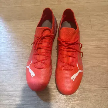 푸마 울트라 빨간색 축구화