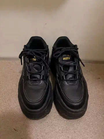 PUMA 통굽 블랙 스니커즈