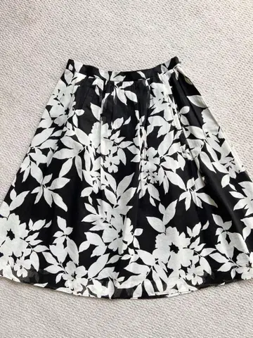 새상품급 TOMORROWLAND 투모로우랜드 보르지 플레어 스커트