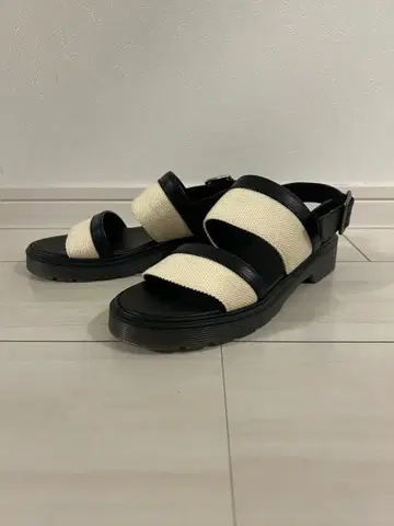 [새상품급] 마가렛호웰 샌들 M 사이즈 블랙 x 아이보리