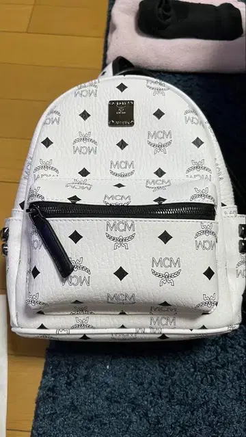 MCM 화이트 백팩 샘플