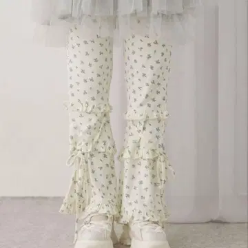 merry jenny floral 프릴 리브 플레어 팬츠 아이보리