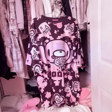 Gloomy x Sophie Powers CAKE 휴지T