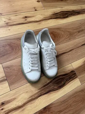Alexander McQueen 화이트 스니커즈