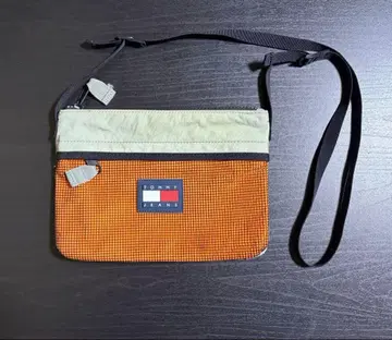 TOMMY JEANS 사코슈