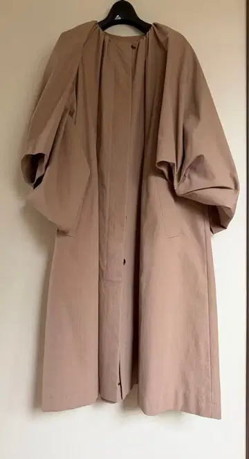 마드리갈 서포트 서피스 베이지 롱 코트